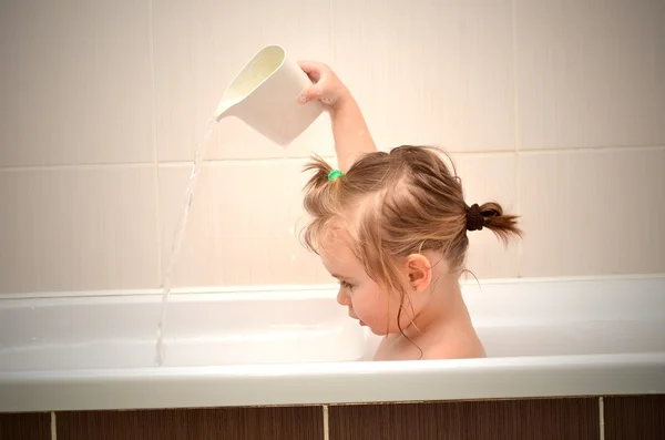 Дитина з ванною — 스톡 사진