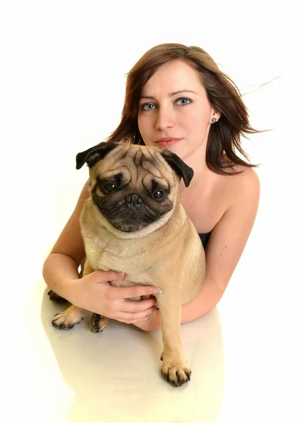 Mulher com cão isolado no fundo branco — Fotografia de Stock