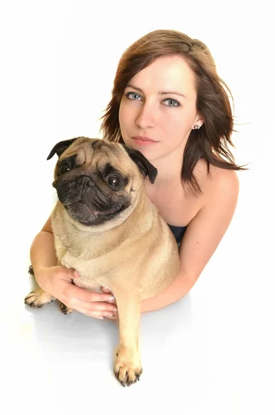 Mulher com cão isolado no fundo branco — Fotografia de Stock
