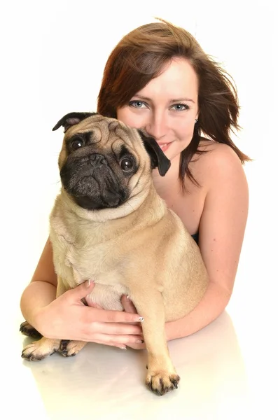 Mulher com cão isolado no fundo branco — Fotografia de Stock