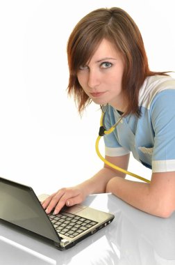 güzel genç doktor enjeksiyon ile