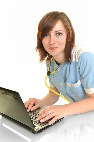 Medico sorridente donna con stetoscopio. Isolato su backgrou bianco — Foto Stock