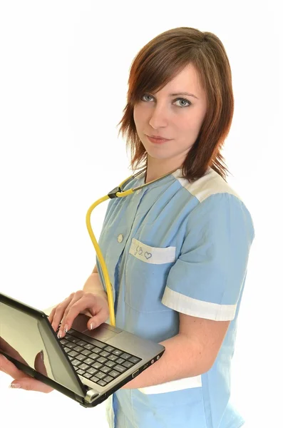 Lächelnde Ärztin mit Stethoskop. isoliert über weißem Hintergrund — Stockfoto