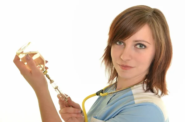 Усміхнена жінка-лікар зі стетоскопом. Ізольовані на білому фоні — стокове фото