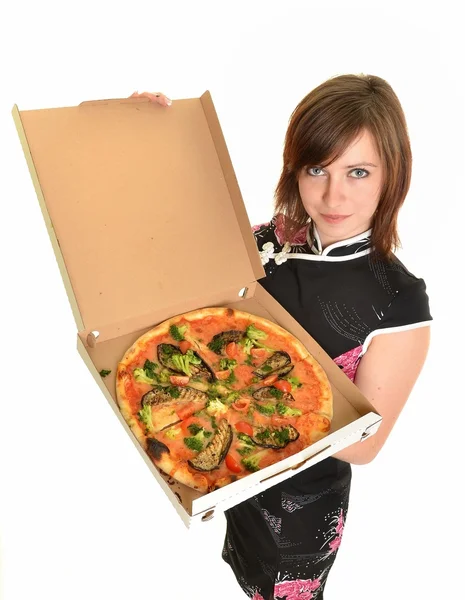 Портрет молодой женщины с пиццей изолирован на белом — стоковое фото