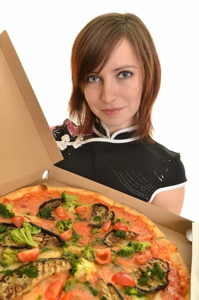 Portret van een jonge vrouw met pizza — Stockfoto