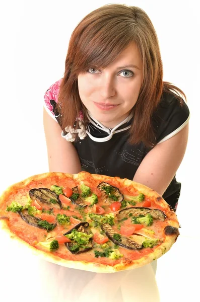 Портрет молодой женщины с пиццей изолирован на белом — стоковое фото
