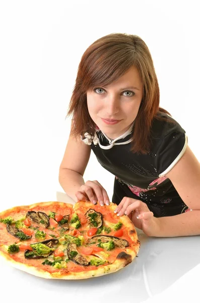 Portret van een jonge vrouw met pizza geïsoleerd op wit — Stockfoto