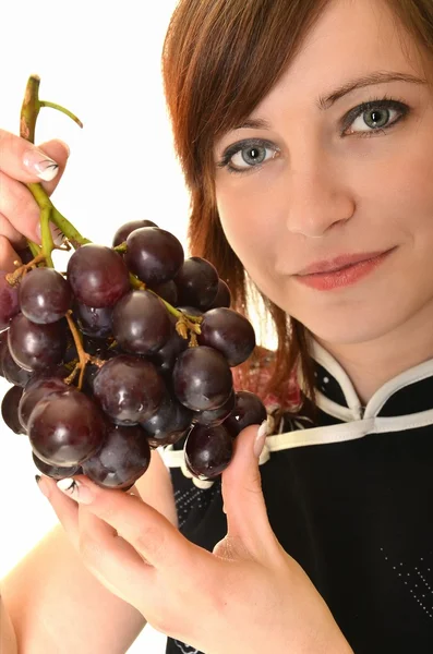 年轻漂亮的女人与葡萄 — 图库照片
