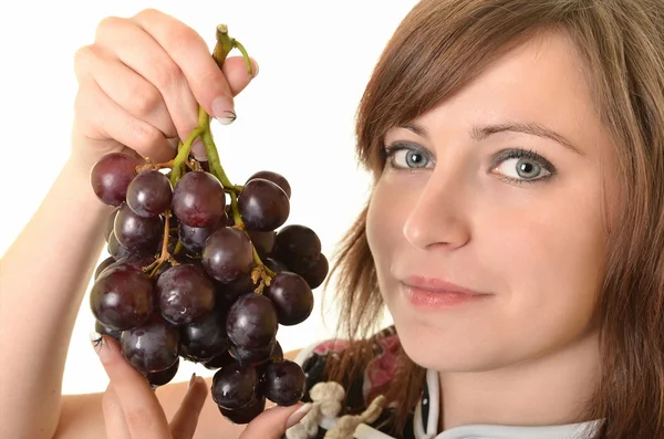 Hermosa joven con uva — Foto de Stock
