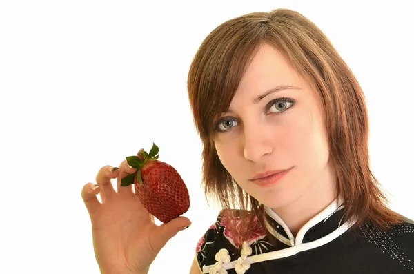 草莓的年轻女人. — 图库照片