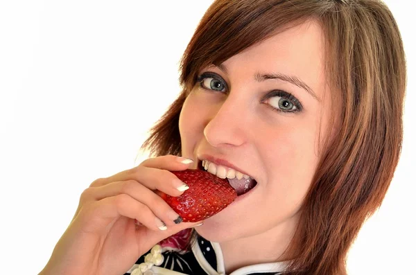 Młoda kobieta z truskawkami. — Zdjęcie stockowe