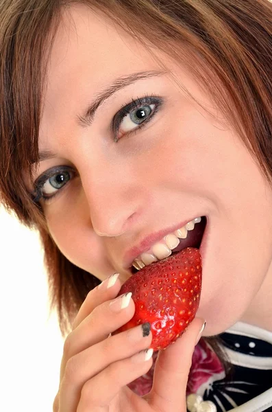 Młoda kobieta z truskawkami. — Zdjęcie stockowe