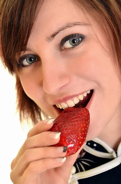 Mladá žena s jahodou. — Stock fotografie