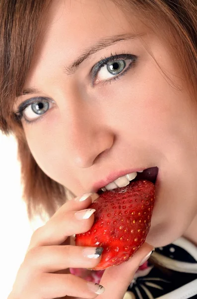 草莓的年轻女人. — 图库照片