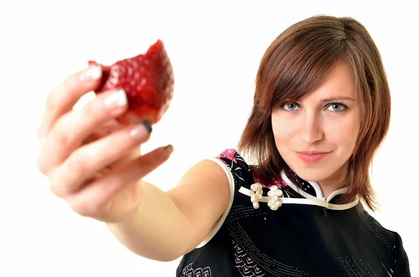 Junge Frau mit Erdbeere. — Stockfoto