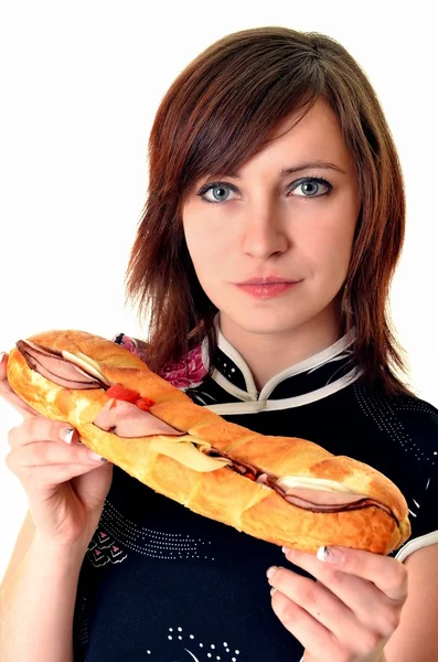 Mujer joven comiendo comida rápida — Foto de Stock