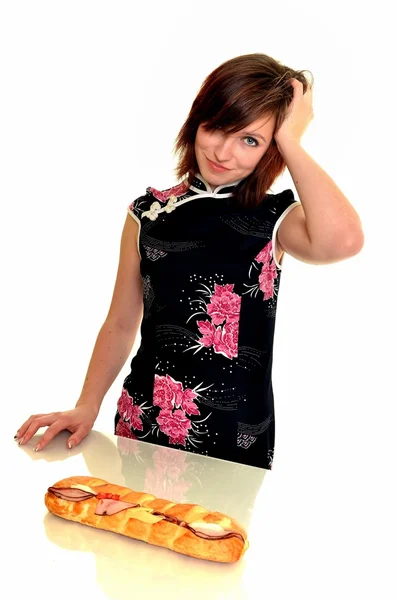 Jovem mulher comer fast food — Fotografia de Stock