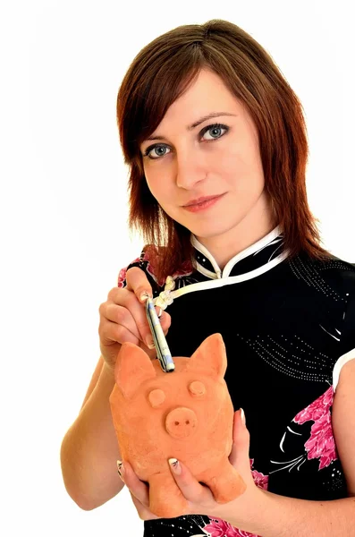 Mulher colocando euro em pequeno banco porquinho — Fotografia de Stock