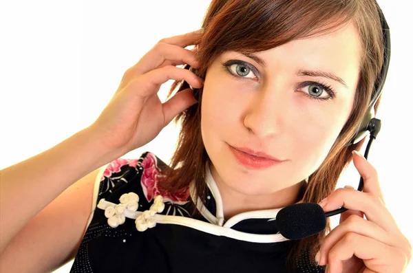 Operadora de atención al cliente femenina con auriculares y sonrisa —  Fotos de Stock