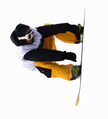 Güneşli bir günde yüksek dağlara atlayan snowboardcu..