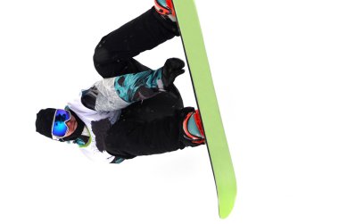 Güneşli bir günde yüksek dağlara atlayan snowboardcu..