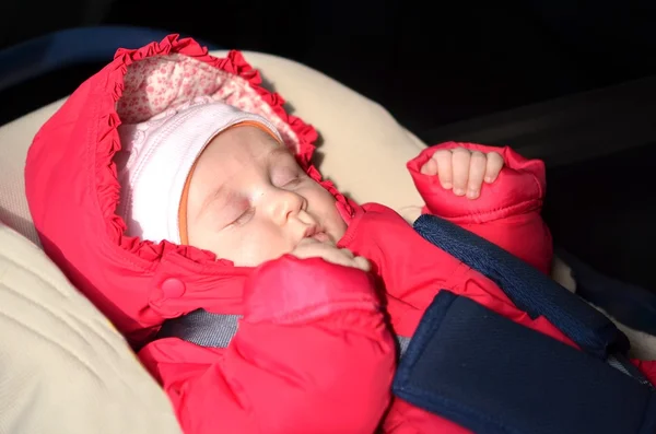 Bebé en asiento de coche —  Fotos de Stock