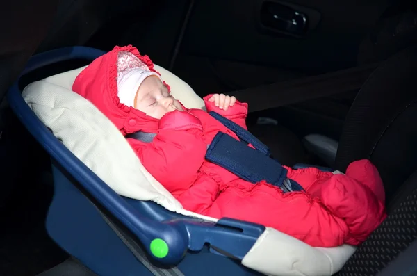 Bambino nel seggiolino auto — Foto Stock