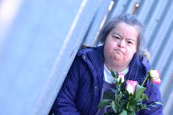 Down-szindróma nő virágok — Stock Fotó
