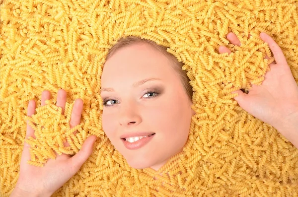 Vrouw met pasta — Stockfoto