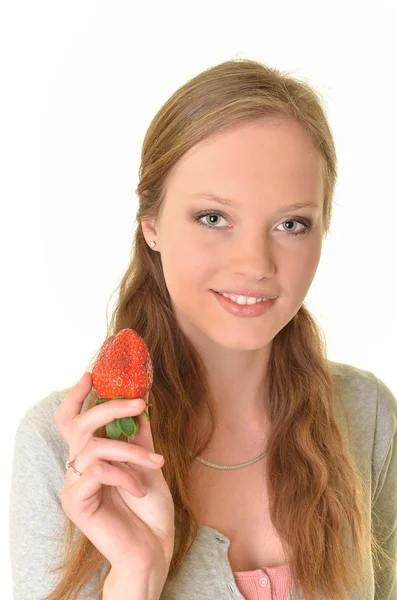 イチゴの若い美しい幸せな笑みを浮かべて女性 — ストック写真