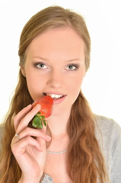 イチゴの若い美しい幸せな笑みを浮かべて女性 — ストック写真