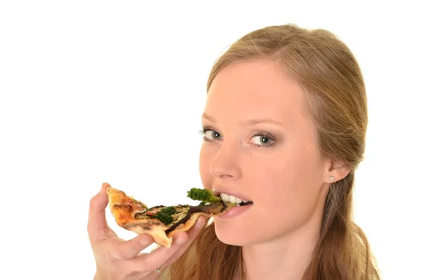 Tjej äter pizza isolerad på vit — Stockfoto