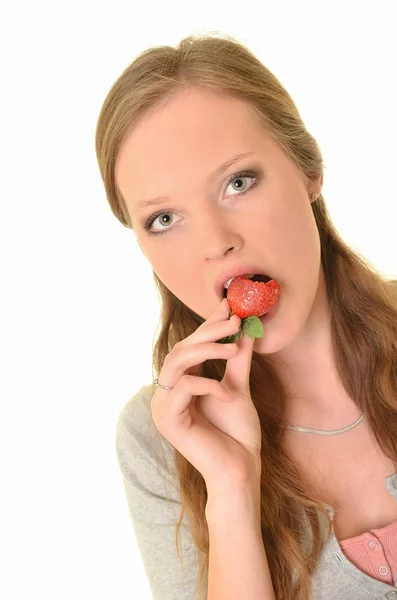 Mädchen und Erdbeere — Stockfoto