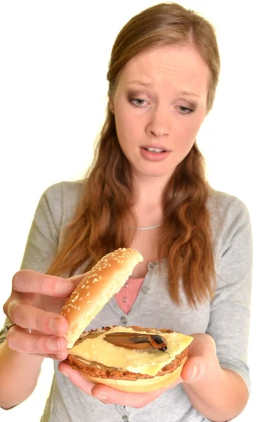 Mujer sorprendida con hamburguesa con cucaracha — Foto de Stock