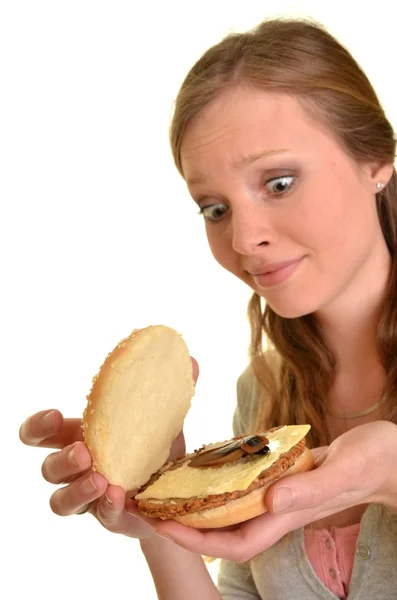 Mujer sorprendida con hamburguesa con cucaracha — Foto de Stock