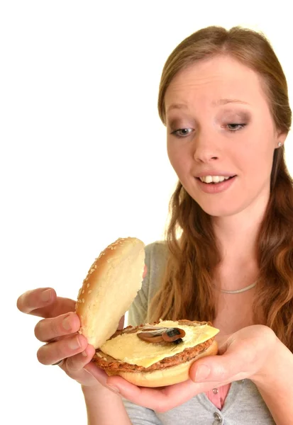 Frau mit Burger mit Kakerlake überrascht — Stockfoto
