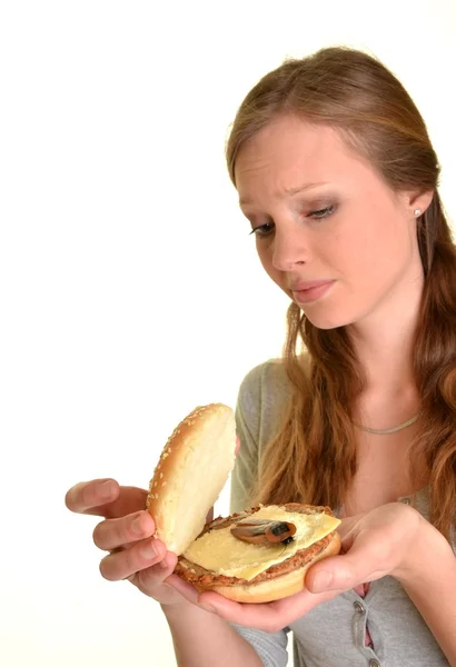 Mujer sorprendida con hamburguesa con cucaracha — Foto de Stock