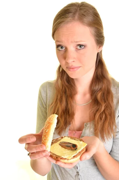 Mulher surpresa com hambúrguer com barata — Fotografia de Stock