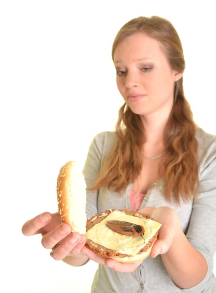 Έκπληκτος γυναίκα με burger με κατσαρίδα — Φωτογραφία Αρχείου