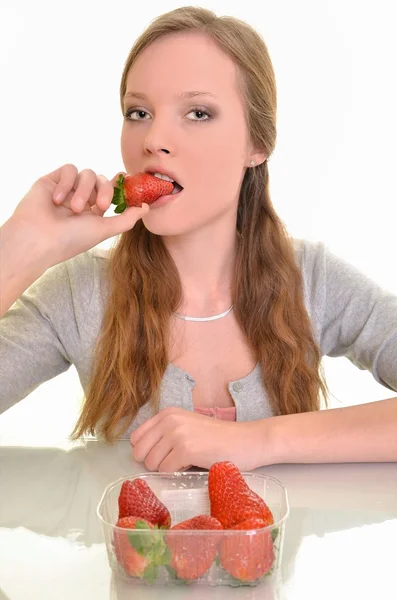 Kvinna med jordgubbe — Stockfoto