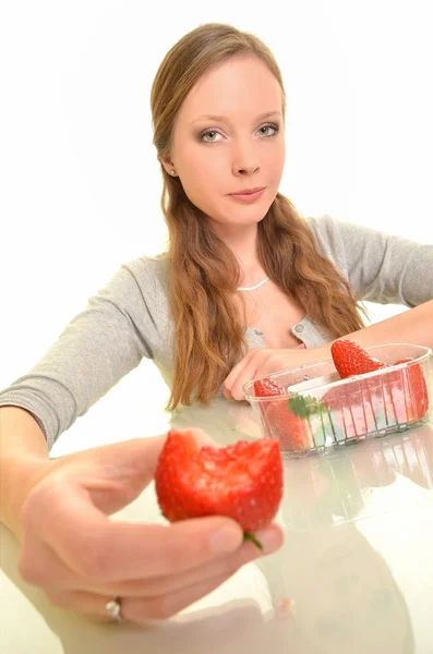 イチゴを持つ女性 — ストック写真