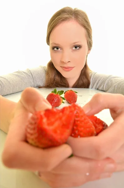 딸기를 먹은 여성 — 스톡 사진