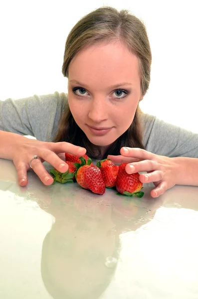 Femme à la fraise — Photo