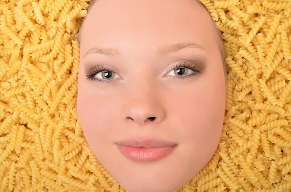 Porträtt av en ung vacker kvinna i pasta — Stockfoto