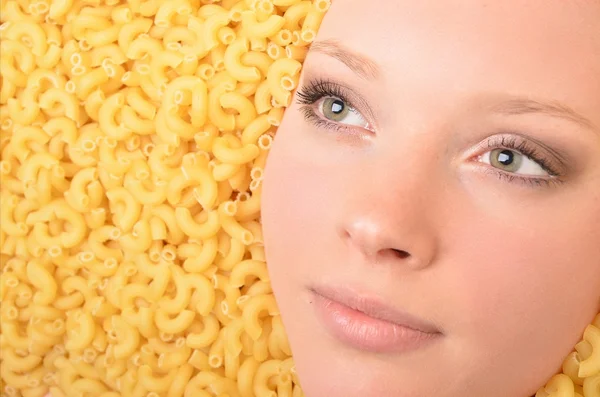 Porträtt av en ung vacker kvinna i pasta — Stockfoto