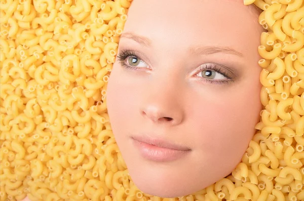 Porträt einer jungen schönen Frau in Pasta — Stockfoto