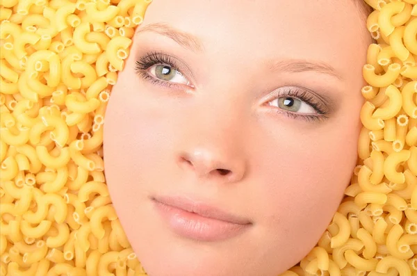 Potret seorang wanita cantik muda di pasta — Stok Foto