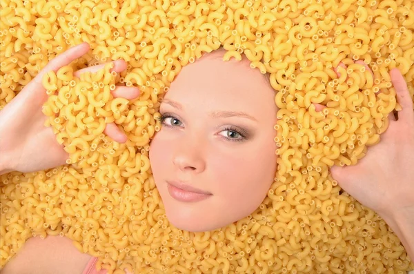 Portret van een jonge mooie vrouw in pasta — Stockfoto