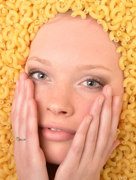 Porträt einer jungen schönen Frau in Pasta — Stockfoto